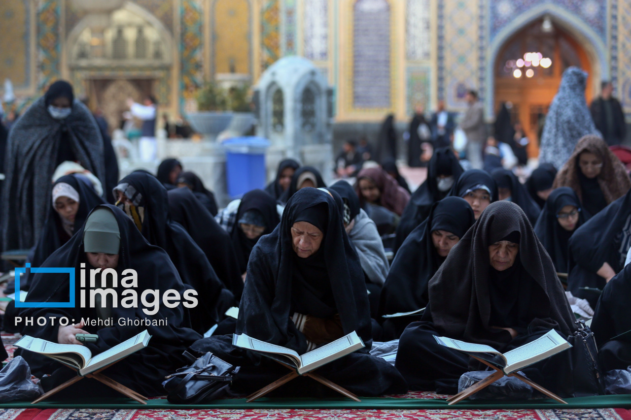 عکس/ جزء خوانی قرآن در حرم امام رضا(ع)