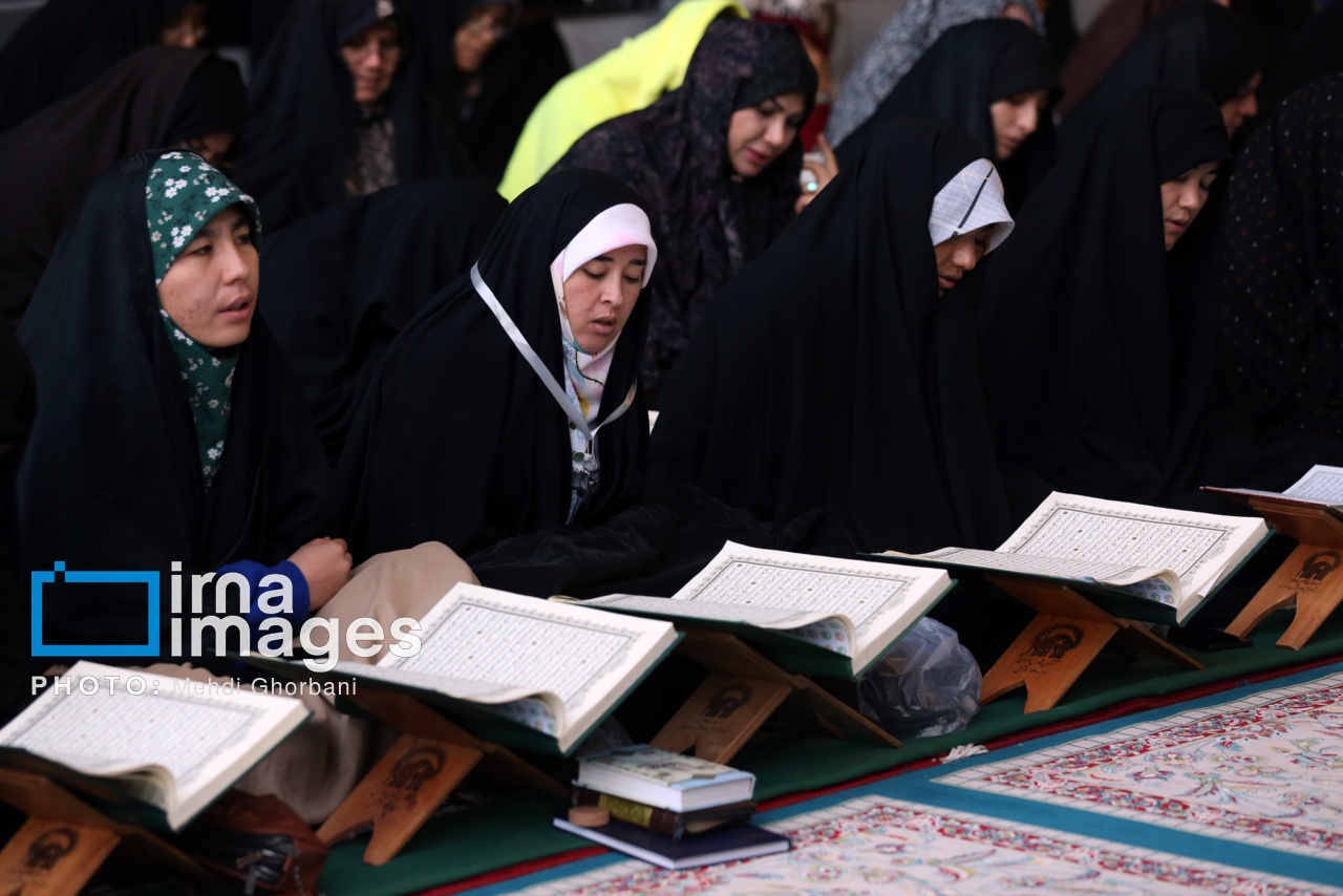 عکس/ جزء خوانی قرآن در حرم امام رضا(ع)