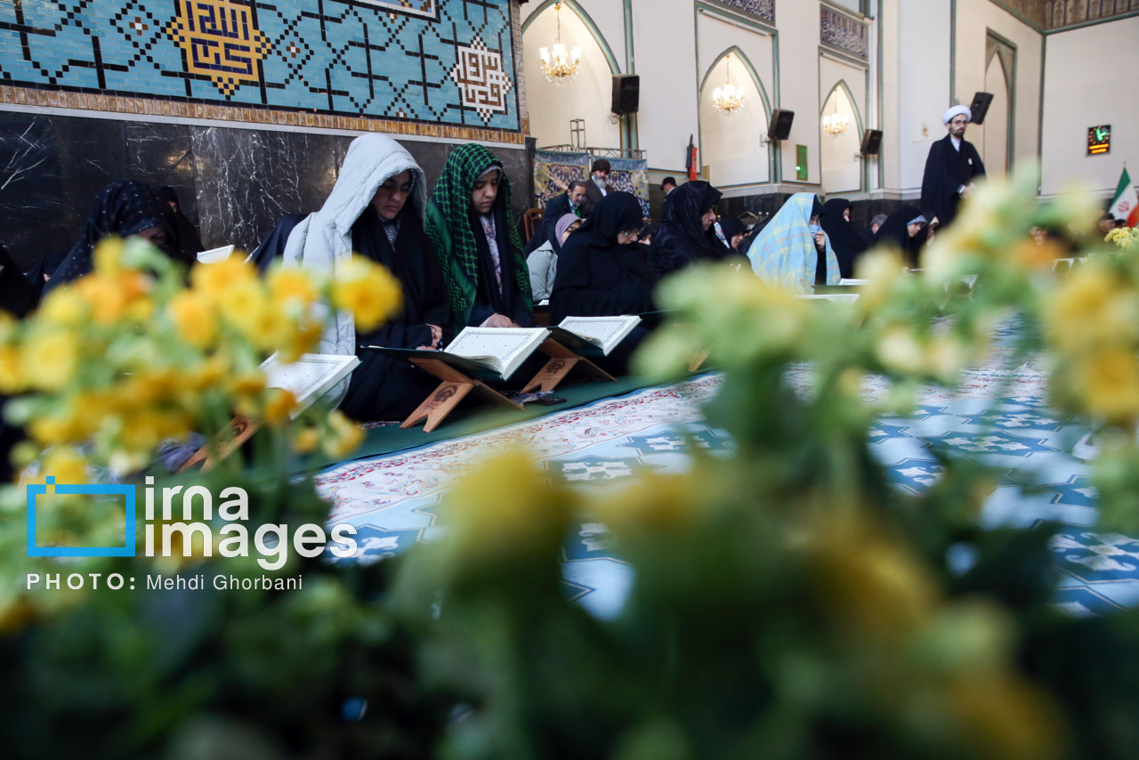 عکس/ جزء خوانی قرآن در حرم امام رضا(ع)