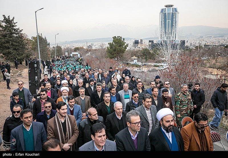 عکس/ غرس ۲۰۰۰ نهال توسط دانش آموزان مدارس شهر تهران