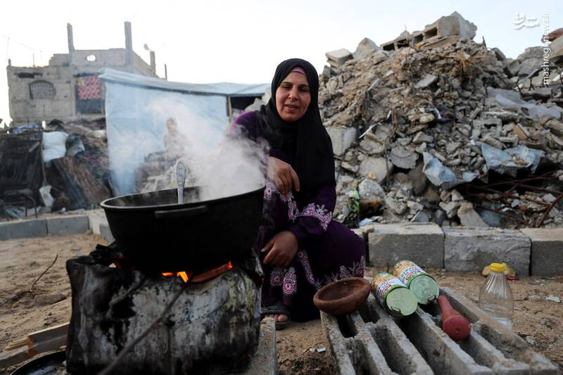  افطار یک خانواده فلسطینی در میان ویرانه‌ها