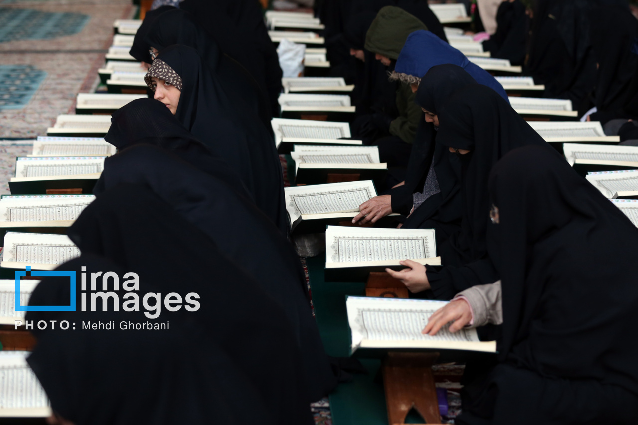 عکس/ جزء خوانی قرآن در حرم امام رضا(ع)