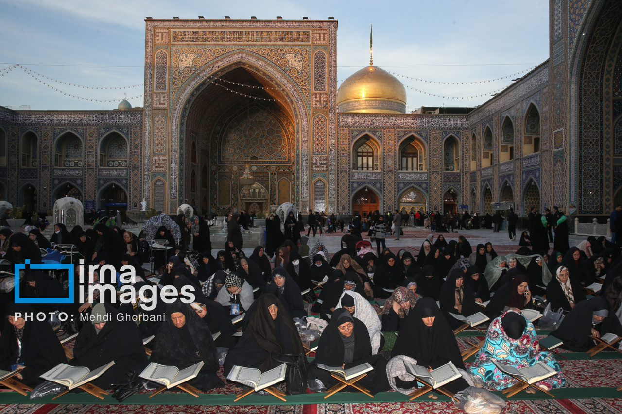 عکس/ جزء خوانی قرآن در حرم امام رضا(ع)
