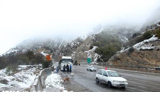 بارش باران و برف در جاده‌های 12 استان