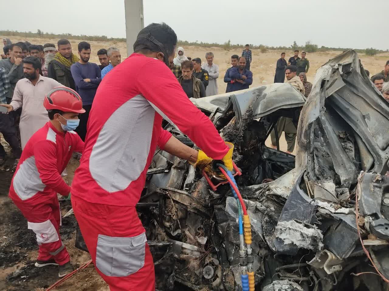 برخورد خودرو با تیر برق؛ دو نفر جان باختند