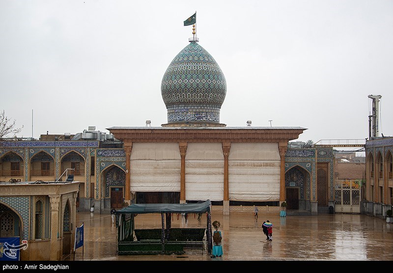 بارش باران در صحن حرم مطهر حضرت شاهچراغ (ع)