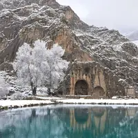 تصویری از منظره برفی طاق‌بستان در کرمانشاه