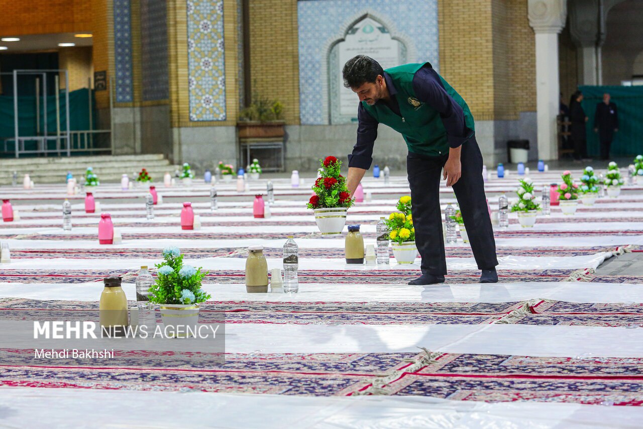 عکس/ سفره افطاری در حرم حضرت معصومه (س)