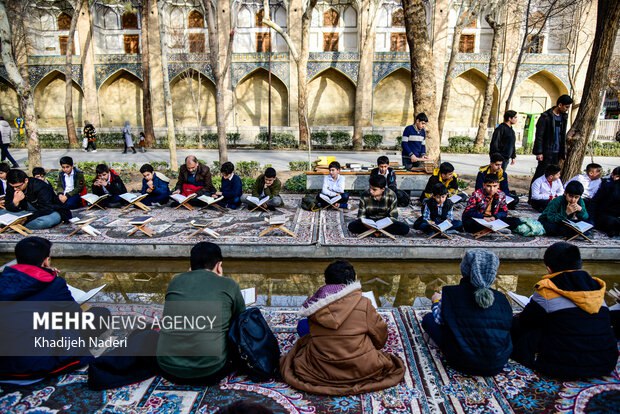 جزء خوانی قرآن کریم در چهارباغ اصفهان