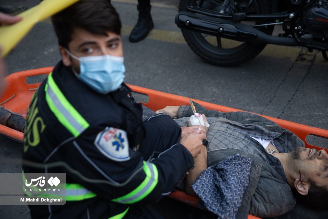 عکس/ مراحل امدادرسانی به مصدومِ حادثهٔ خیابان طالقانی  