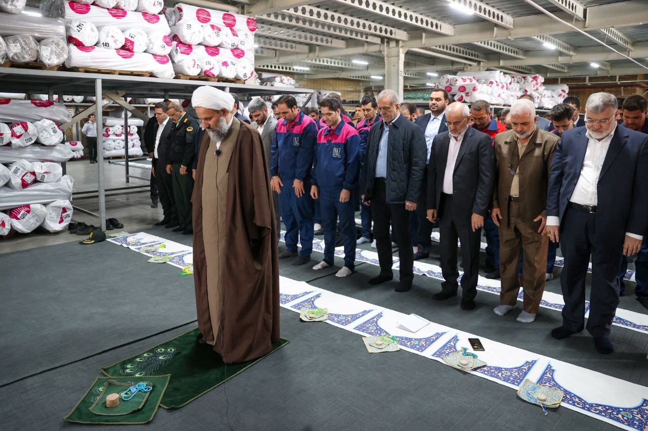 اقامه نماز رئیس جمهور در بین کارگران صنعت پارچه