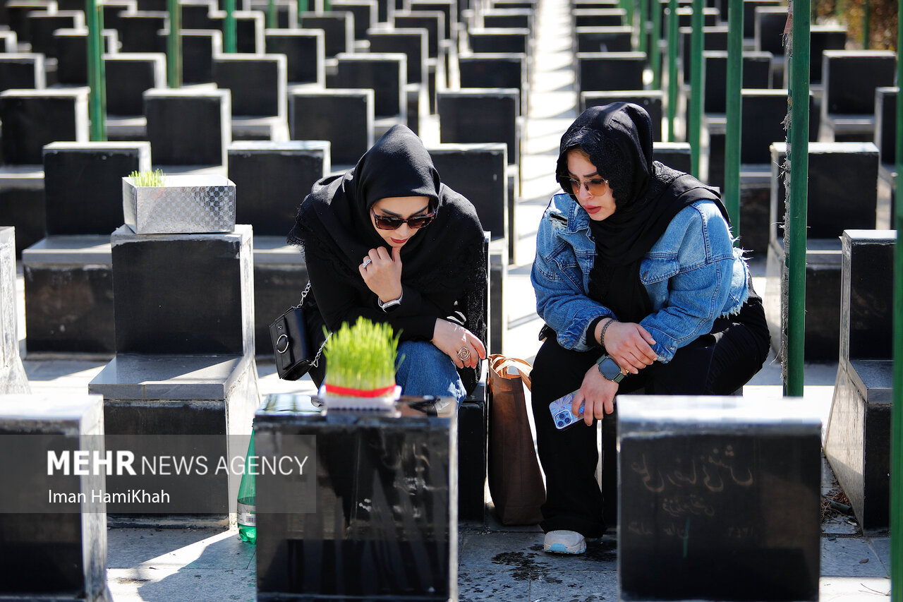 غبارروبی مزار شهدا در پنجشنبه آخر سال در همدان