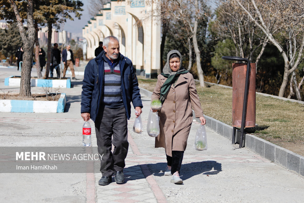 غبارروبی مزار شهدا در پنجشنبه آخر سال در همدان