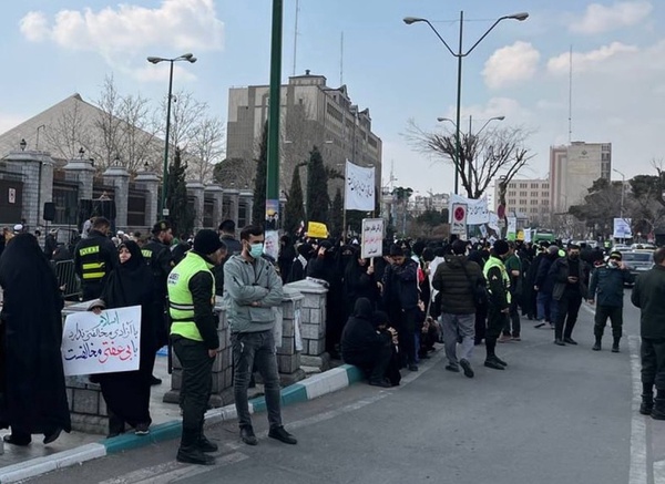 حاشیه‌نگاری از مقابل خانه ملت؛ شما کشف حجاب کردید، گرانی رفع شد؟