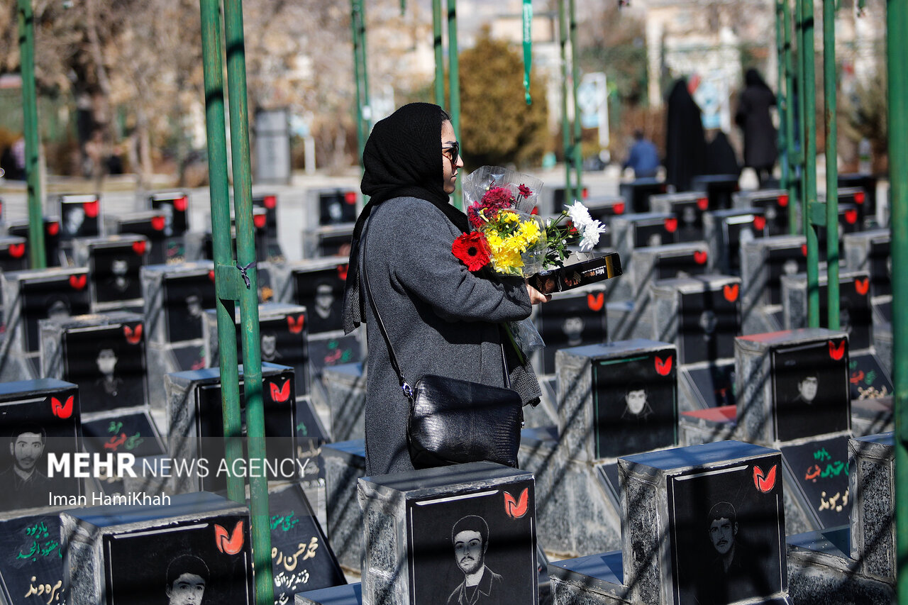 غبارروبی مزار شهدا در پنجشنبه آخر سال در همدان