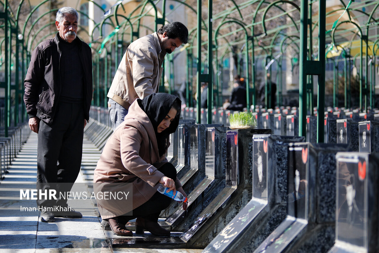 غبارروبی مزار شهدا در پنجشنبه آخر سال در همدان