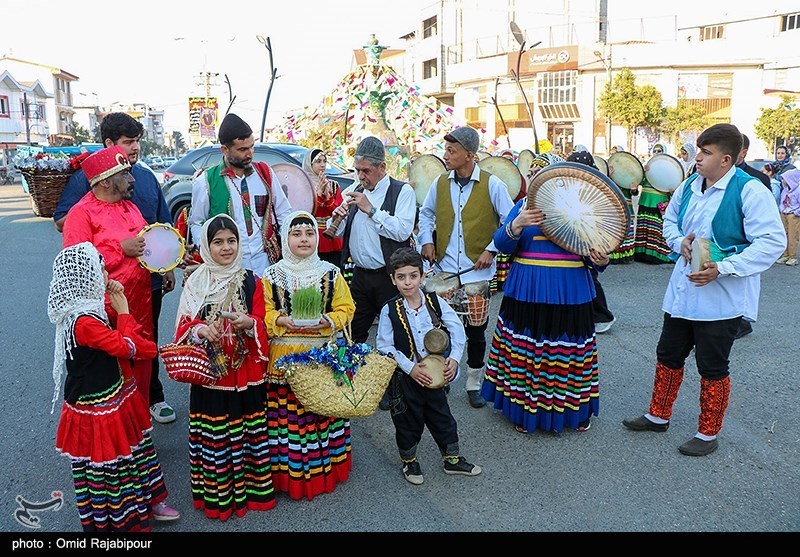 عکس/ استقبال از نوروز با کارناوال شادپیمایی در شرق گیلان