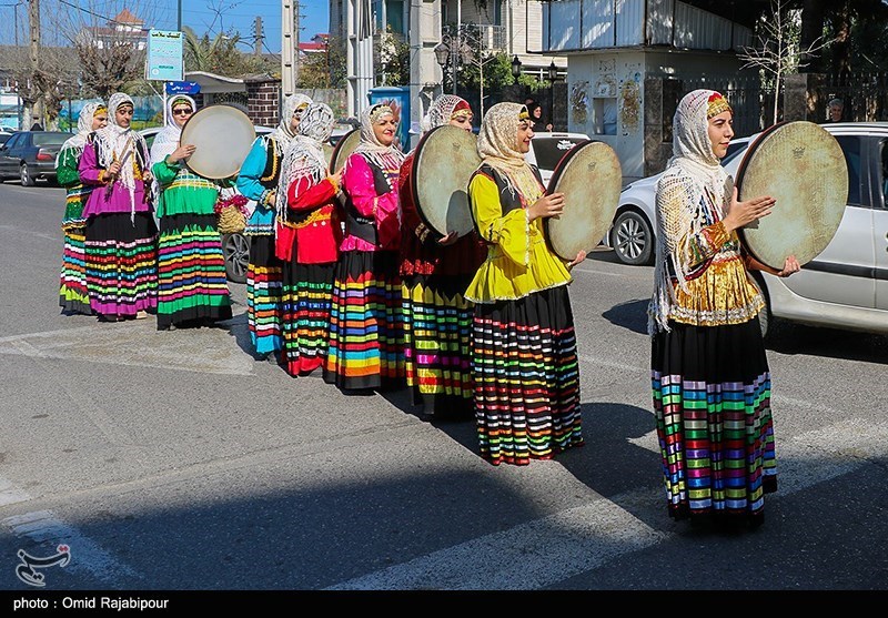 عکس/ استقبال از نوروز با کارناوال شادپیمایی در شرق گیلان