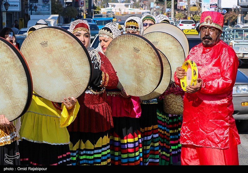 عکس/ استقبال از نوروز با کارناوال شادپیمایی در شرق گیلان