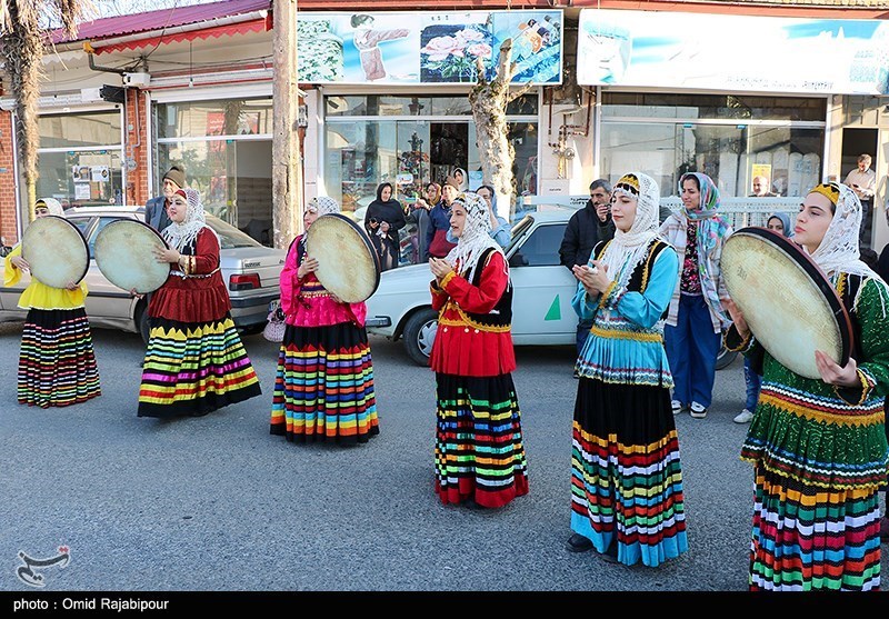 عکس/ استقبال از نوروز با کارناوال شادپیمایی در شرق گیلان