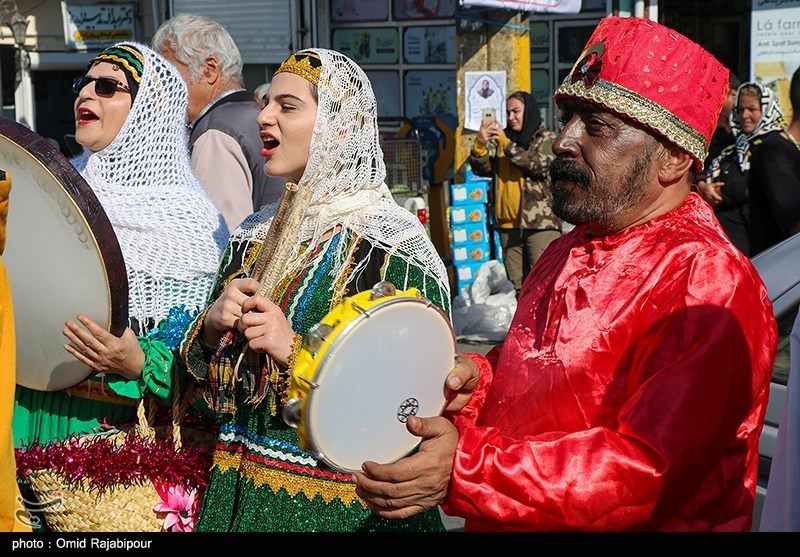 عکس/ استقبال از نوروز با کارناوال شادپیمایی در شرق گیلان