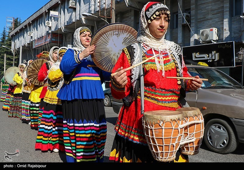 عکس/ استقبال از نوروز با کارناوال شادپیمایی در شرق گیلان