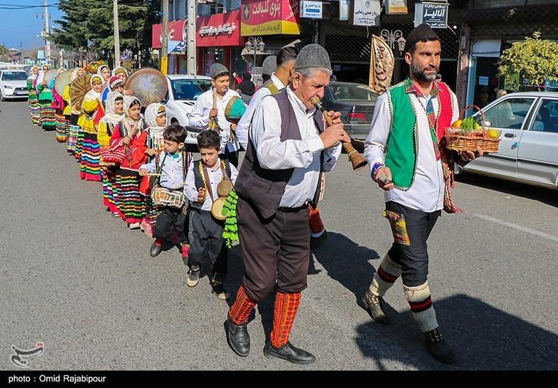 عکس/ استقبال از نوروز با کارناوال شادپیمایی در شرق گیلان