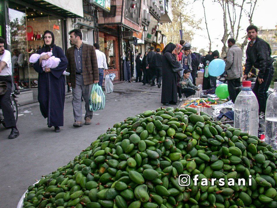 تصاویری از میدان هفت حوض نارمک تهران در ۲۹ اسفند ۱۳۸۰