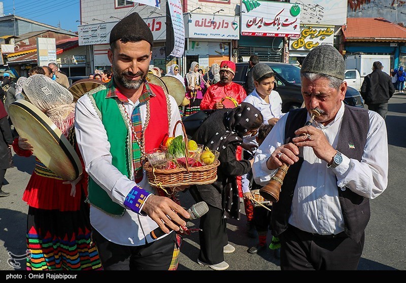 عکس/ استقبال از نوروز با کارناوال شادپیمایی در شرق گیلان