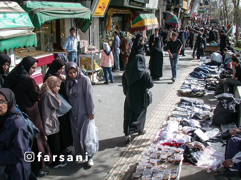 تصاویری از میدان هفت حوض نارمک تهران در ۲۹ اسفند ۱۳۸۰