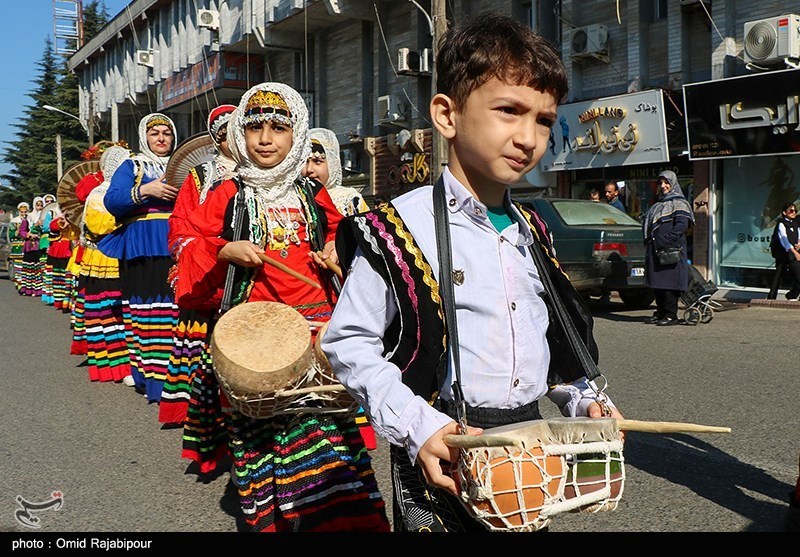 عکس/ استقبال از نوروز با کارناوال شادپیمایی در شرق گیلان