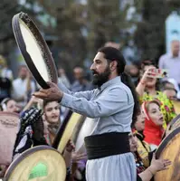 دف نوازی با لباس محلی اقوام ایرانی در مراسم آیین جهانی نوروز