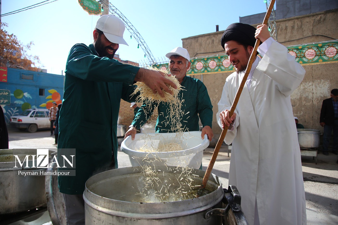 طبخ و توزیع ۶۰ دیگ آش نذری در بجنورد