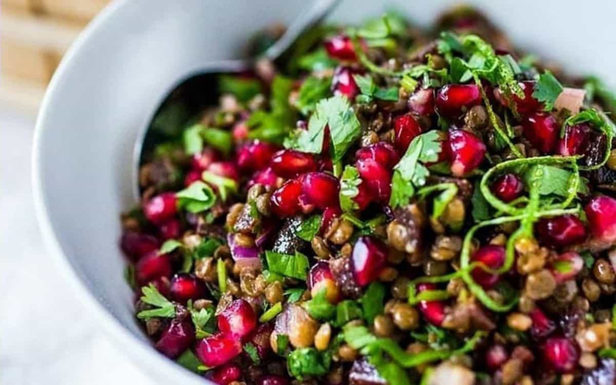 طرز تهیه سالاد عدس و انار با سس ماست