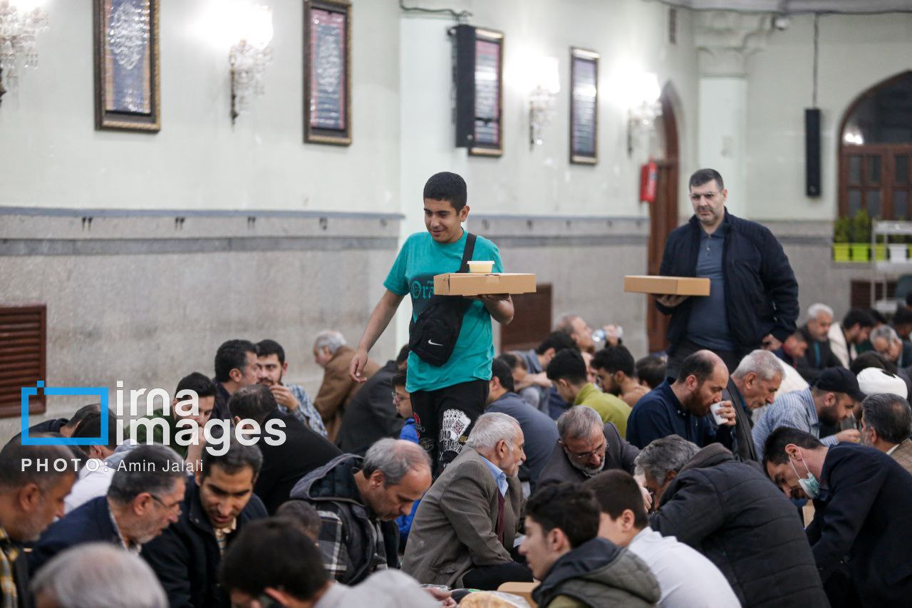 عکس/ سفره افطار در حرم حضرت عبدالعظیم حسنی (ع)