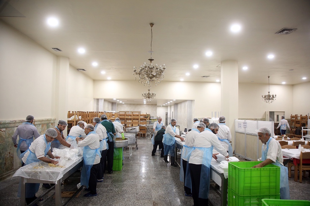 سفره افطاری حرم بانوی کرامت در شب میلاد کریم اهل بیت(ع)