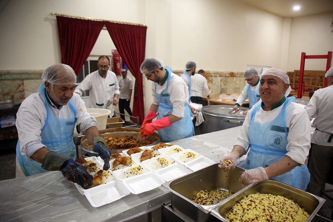 سفره افطاری حرم بانوی کرامت در شب میلاد کریم اهل بیت(ع)