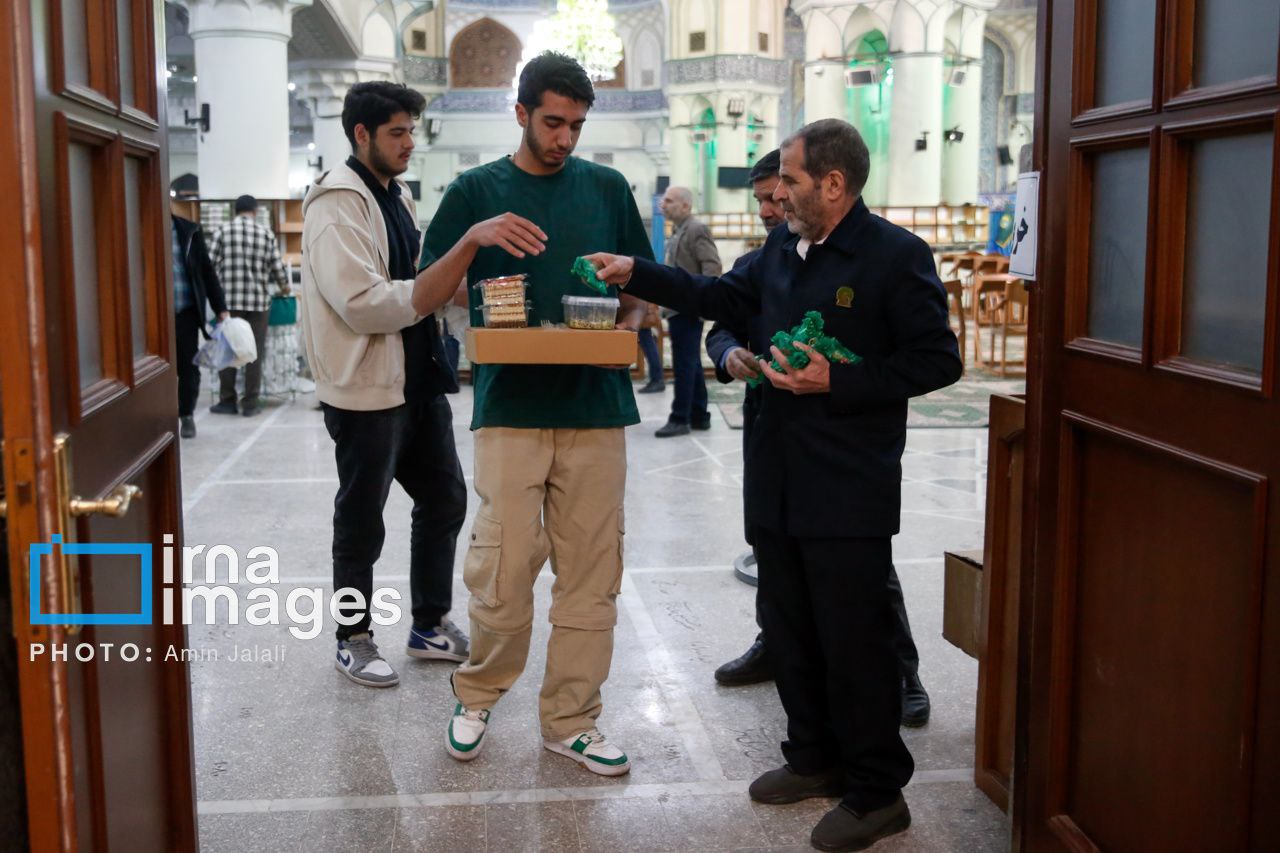 عکس/ سفره افطار در حرم حضرت عبدالعظیم حسنی (ع)