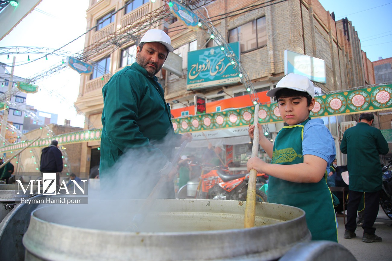 طبخ و توزیع ۶۰ دیگ آش نذری در بجنورد