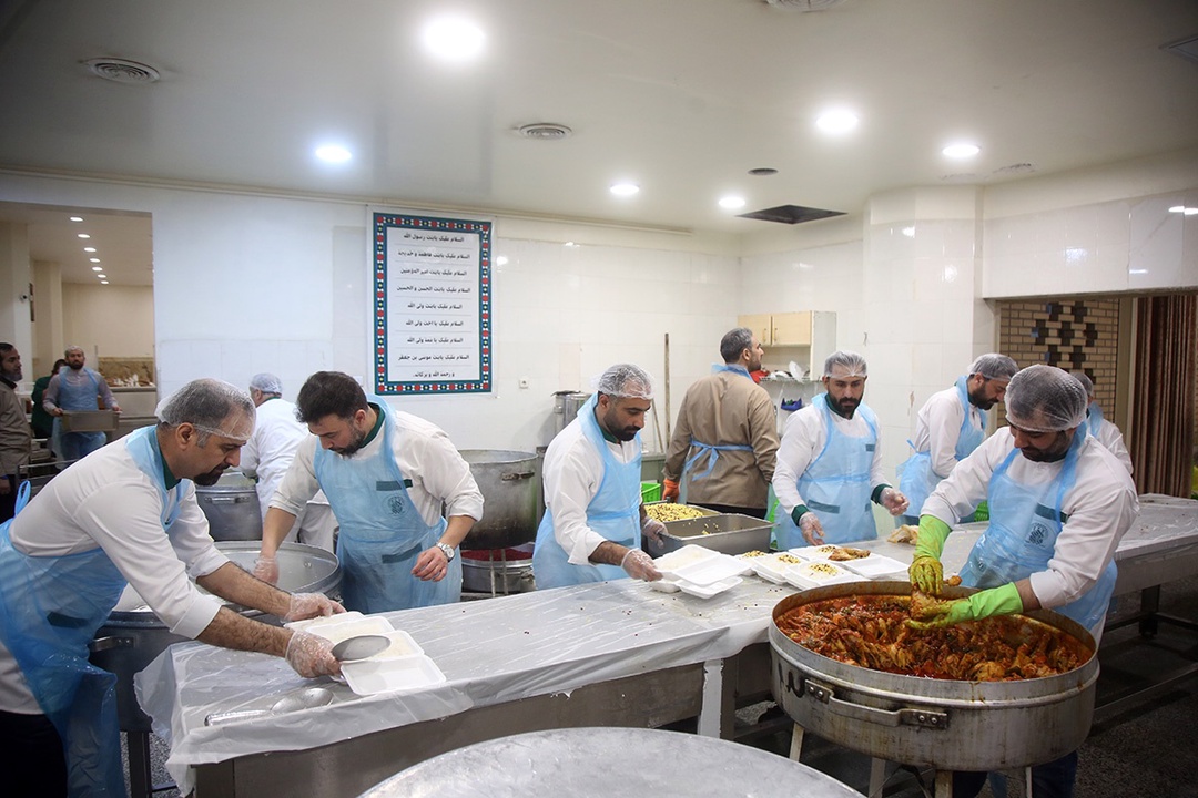 سفره افطاری حرم بانوی کرامت در شب میلاد کریم اهل بیت(ع)