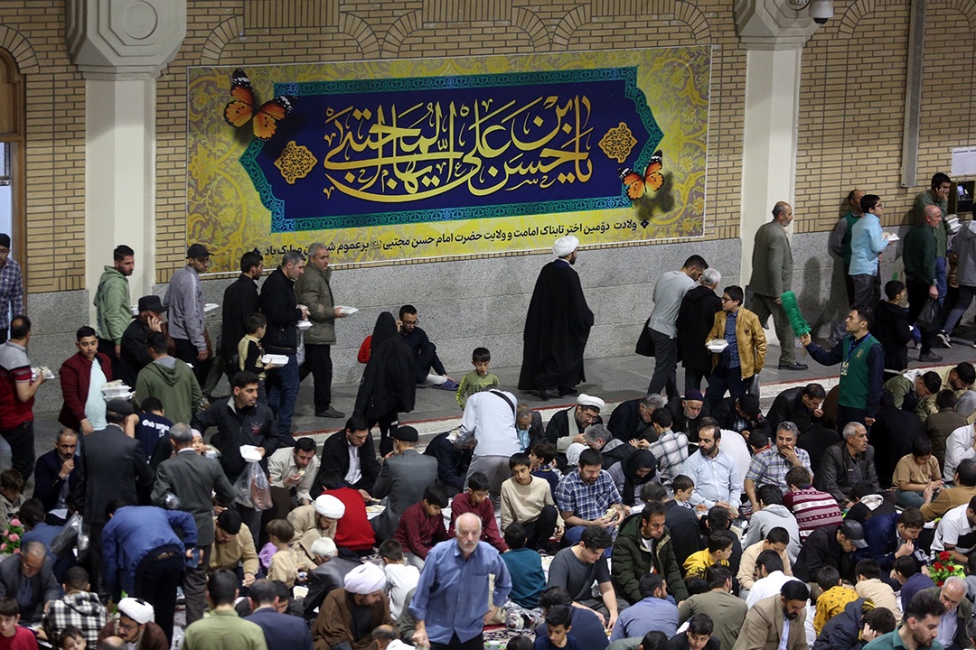سفره افطاری حرم بانوی کرامت در شب میلاد کریم اهل بیت(ع)