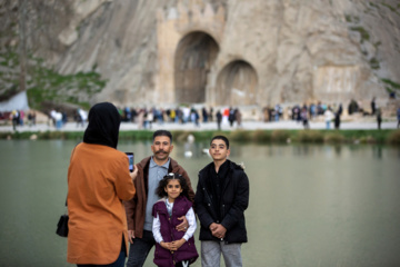 گردشگران نوروز ۱۴۰۴ در طاق‌بستان