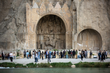 گردشگران نوروز ۱۴۰۴ در طاق‌بستان
