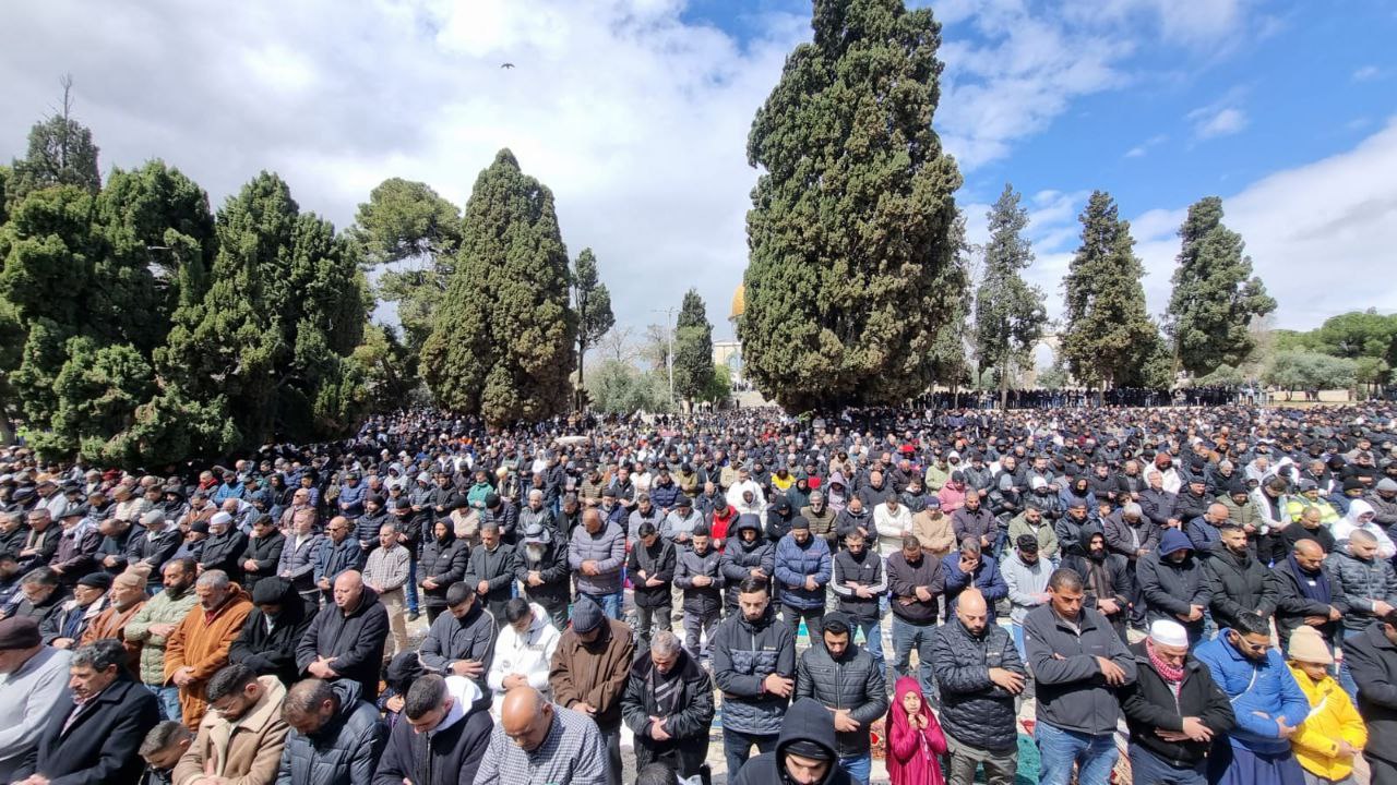 حضور ۸۰ هزار نمازگزار در سومین جمعه ماه مبارک رمضان در مسجدالاقصی 