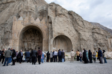 گردشگران نوروز ۱۴۰۴ در طاق‌بستان