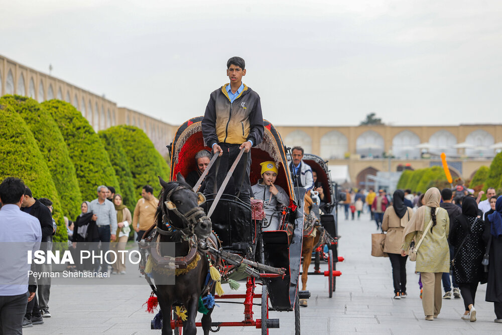 عکس/ میدان نقش جهان میزبان مسافران نوروزی