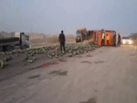 واژگونی بار هندوانه جاده جاسک را بست