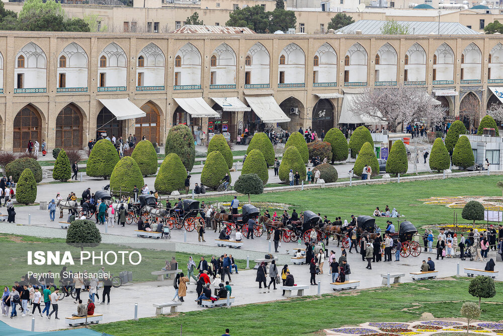 عکس/ میدان نقش جهان میزبان مسافران نوروزی