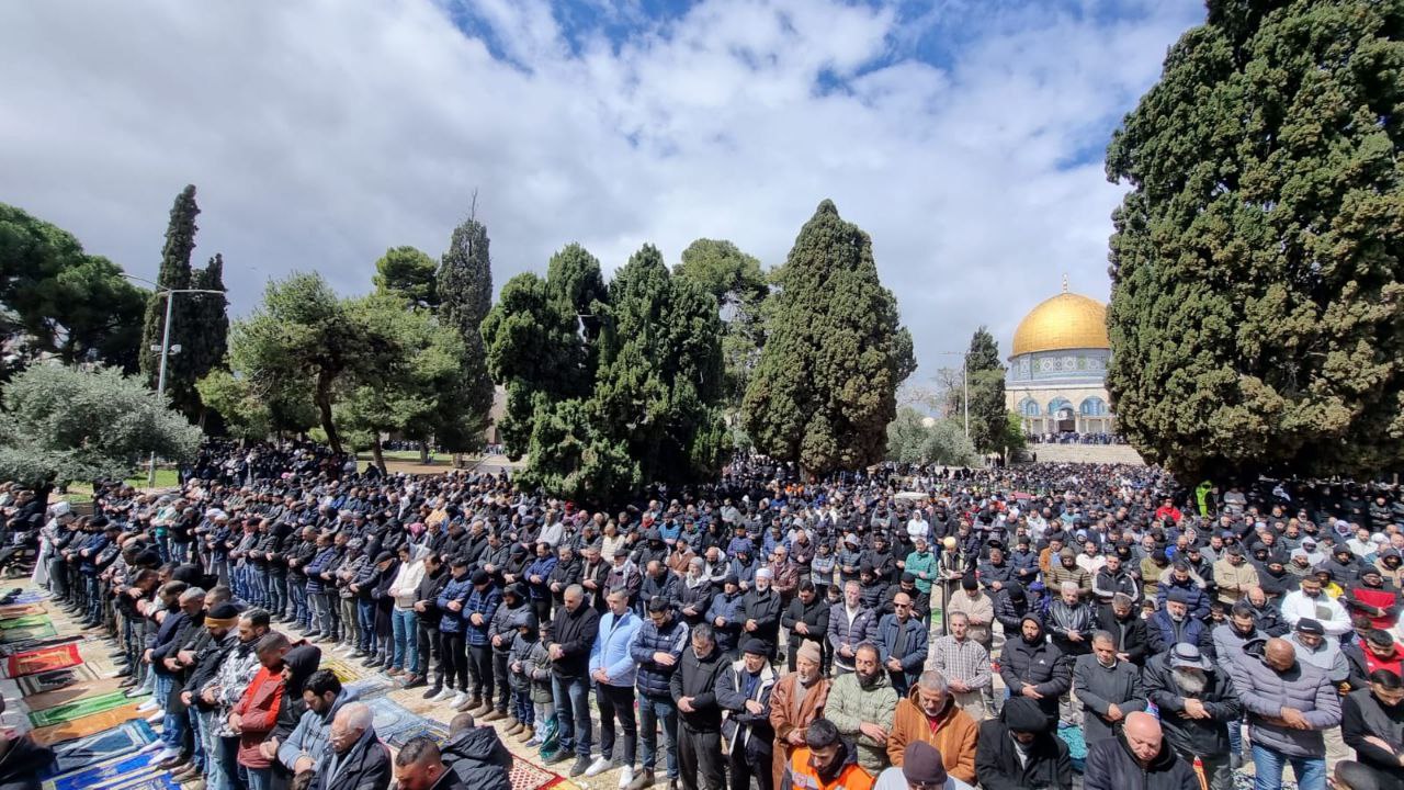 حضور ۸۰ هزار نمازگزار در سومین جمعه ماه مبارک رمضان در مسجدالاقصی 