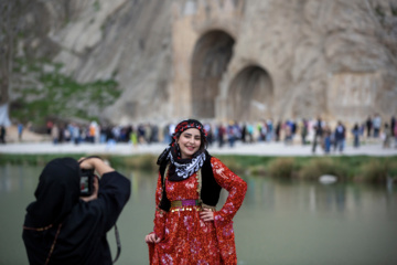 گردشگران نوروز ۱۴۰۴ در طاق‌بستان